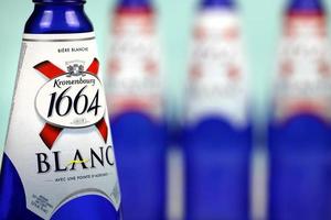 Kharkov, Ucraina - dicembre 8, 2020 blanc logo su birra bottiglie su bianca tavolo. 1664 blanc è il Grano birra a partire dal francese fabbrica di birra coronarburgo esportato In tutto il mondo foto