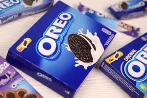 Kharkov, Ucraina - dicembre 8, 2020 oreo Sandwich biscotti e blu Prodotto scatole su bianca tavolo. oreo è un' Sandwich biscotto con un' dolce crema è il migliore vendita biscotto nel noi foto