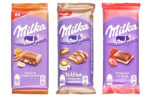 Kharkov, Ucraina - dicembre 8, 2020 viola milka cioccolato barre su bianca. milka è un' svizzero marca di cioccolato confezione manufatto internazionale di azienda mondelez internazionale foto