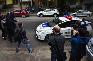 Kharkov, Ucraina - Maggio 17, 2017 blocco di Uscita per polizia macchine di Charkiv ala destra attivisti durante il abbattersi di il lgbt rally nel charkov foto