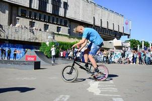 Kharkiv, Ucraina - 27 Maggio, 2018 freestyle bmx piloti nel un' Skate park durante il annuale Festival di strada culture foto