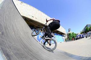 Kharkiv, Ucraina - 27 Maggio, 2018 freestyle bmx piloti nel un' Skate park durante il annuale Festival di strada culture foto