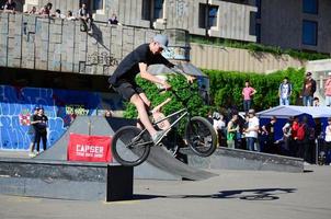 Kharkiv, Ucraina - 27 Maggio, 2018 freestyle bmx piloti nel un' Skate park durante il annuale Festival di strada culture foto