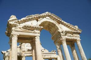 monumentale porta d'ingresso, tetrapylon nel afrodisia antico città nel aydin, turkiye foto