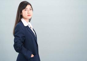 ritratto di asiatico donna d'affari isolato su grigio foto