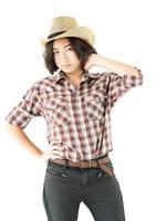 giovane donna nel un' cowboy cappello e plaid camicia con mano su sua cappello foto