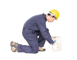 uomo nel uniforme sollevamento il carta scatola foto