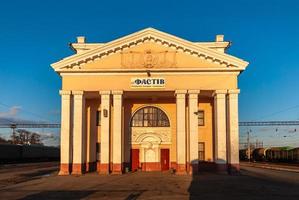 generale Visualizza di il vecchio ferrovia stazione edificio contro il blu cielo. veloce, Ucraina foto