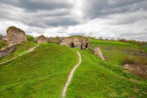 sentiero per il rovine di il skala-podilsky castello, ternopil regione. Ucraina foto