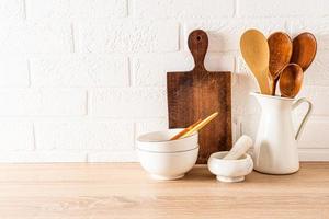 cucina sfondo per il disposizione con un' copia di il spazio su un' bianca mattone parete. minimalista composizione di parte di il cucina controsoffitto. foto