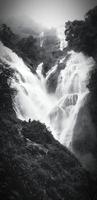 bellissimo cuore sagomato cascata o pe per lo su cascata a tak Provincia, Tailandia nel nero e bianca tono. punto di riferimento per escursionista viaggio per vedere bellezza naturale nel in profondità giungla o tropicale foresta. foto