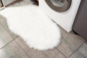 soffice bianca tappeto nel ordinario bagno, modello design foto