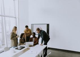 gruppo di multietnico attività commerciale persone Lavorando insieme e preparazione nuovo progetto su un' incontro nel ufficio foto