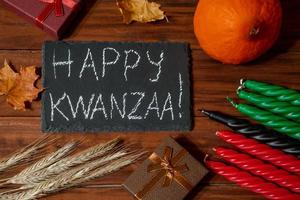 Kwanzaa africano americano vacanza. Sette candele rosso, nero e verde su naturale di legno sfondo. foto