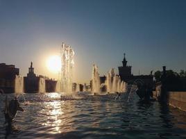 fontane di vdnkh nel Mosca a tramonto foto