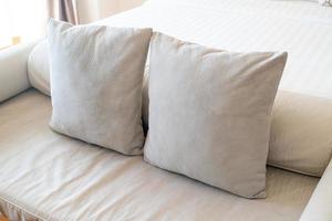 confortevole cuscini su fine di letto divano foto