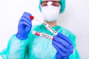 covid-19 nasale tampone laboratorio test nel ospedale laboratorio, infermiera Tenere test tubo con sangue per 2019-ncov analizzando. romanzo Cinese coronavirus sangue test concetto. foto