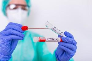 covid-19 nasale tampone laboratorio test nel ospedale laboratorio, infermiera Tenere test tubo con sangue per 2019-ncov analizzando. romanzo Cinese coronavirus sangue test concetto. foto