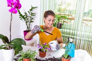 opera nel il giardino, piantare pentole. donna giardinaggio nel pentole. pianta cura. giardinaggio è Di Più di hobby.lovely casalinga con fiore nel pentola e giardinaggio impostare. piantare casa impianti in casa foto