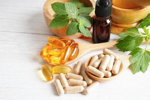 essenziale olio, alternativa medicina erbaceo organico, minerale, droga con erba foglia naturale integratori per salutare bene vita. foto