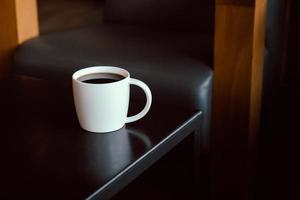 tazza di fresco nero caffè su di legno tavolo. foto