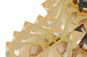 100 canadese dollari fatture bugie nel diverso ordine isolato su bianca. Locale bancario o i soldi fabbricazione concetto foto