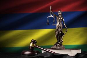 mauritius bandiera con statua di signora giustizia, costituzione e giudice martello su nero drappeggio. concetto di giudizio e colpa foto