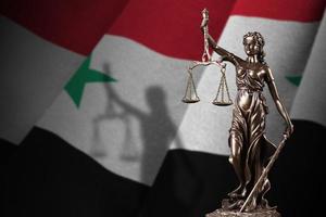Siria bandiera con statua di signora giustizia e giudiziario bilancia nel buio camera. concetto di giudizio e punizione foto