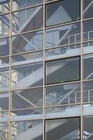 frammento di un' moderno smaltato scala nel un' multipiano edificio foto