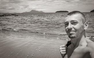 turista viaggiatore ilha Grande praia de palmas spiaggia panorama brasile. foto