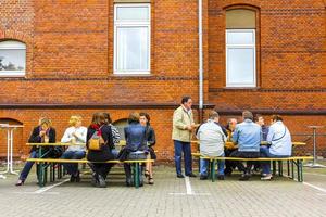 leh bremerhaven Germania 2010 Tedesco celebrazione con bratwurst griglia e birra In piedi nel Germania. foto