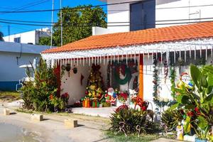 holbox quintana roo messico 2021 colorato villaggio dell'isola di holbox con negozi di fango e persone messico. foto