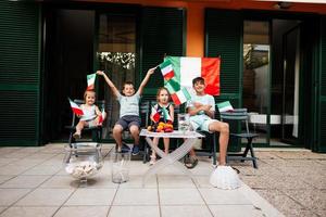 contento quattro bambini con italiano bandiere festeggiare repubblica giorno di Italia. foto