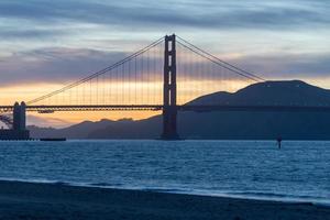 golden gate bridge al tramonto foto