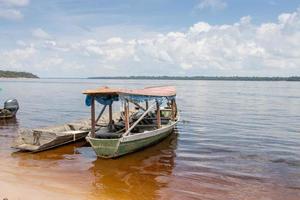 vecchio di legno passeggeri barca quello siamo Comune attraccato su il riva di il rio negro nel airao , brasile foto