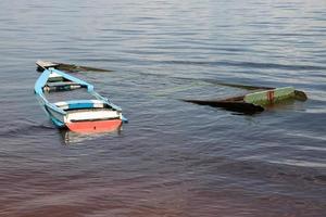 piccolo vecchio di legno Barche pieno con acqua trovato su il riva di il rio negro fiume nel ariao, brasile foto