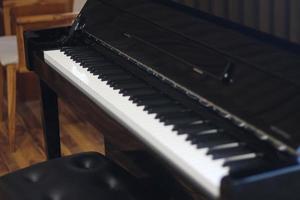 interno di camera con elegante mille dollari pianoforte classico foto