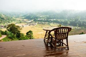 mattina con montagna Visualizza a campagna ristorante o alloggio in famiglia.vacanze,viaggi e viaggio concetto. foto