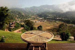 mattina con montagna Visualizza a campagna ristorante o alloggio in famiglia.vacanze,viaggi e viaggio concetto. foto