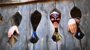 il maschera di arlecchino. Guarda fra il di legno terrazza foto