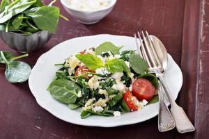 insalata di pasta con orzo, spinaci e feta foto