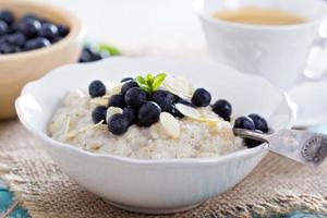 orzo porridge nel un' ciotola foto