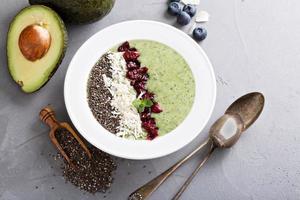 verde frullato ciotola con avocado e chia semi foto