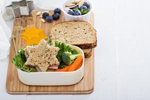 pranzo al sacco con sandwich e insalata foto