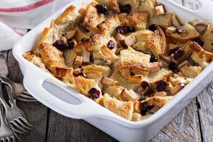 pane budino prima colazione casseruola con Pera foto