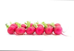 rosso o viola ravanello, biologico insalata mescolare salutare naturale cibo isolato su bianca sfondo foto