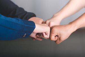 uomini d'affari Lavorando come un' squadra tremante mani, successo attività commerciale cooperazione, squadra collaborazione concetto, unisciti mani supporto insieme, potere riuscito incontro, unità di il organizzazione o colleghi foto