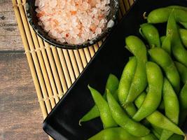 il fagioli di soia su nero piatto per cibo concetto foto