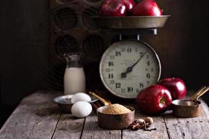 cottura al forno con mele ingredienti su rustico tavolo foto