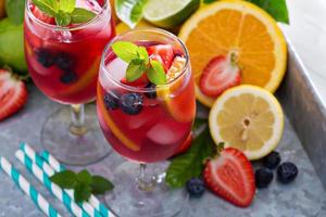 ghiaccio freddo rosso Sangria con agrume frutta foto